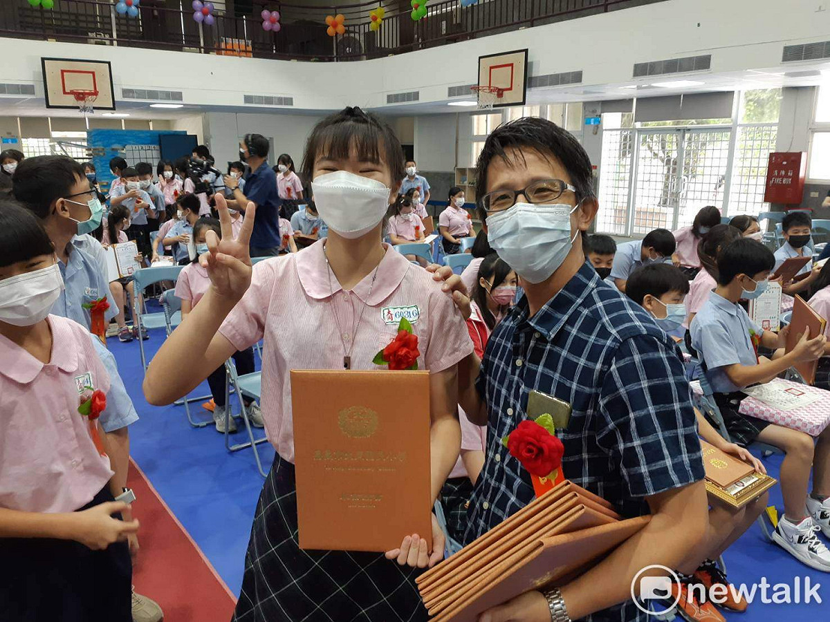 嘉義市高中以下本星期恢復實體上課，今天嘉義市大同國小舉行畢業典禮。 圖：蔡坤龍/攝