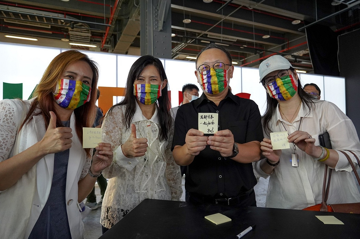 史哲(右二)、王文翠(右一)、曾姿雯(左二)及陳靜萍。 圖：翻攝史哲臉書