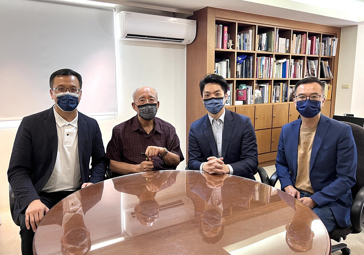 國民黨台北市長參選人蔣萬安(右2)率團隊拜會吳伯雄(左2)。 圖：蔣萬安辦公室/提供