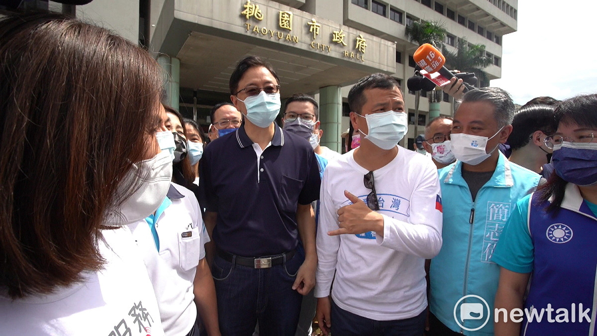 張善政和羅智強合體行腳，為桃園祈福。 圖：林昀真／攝