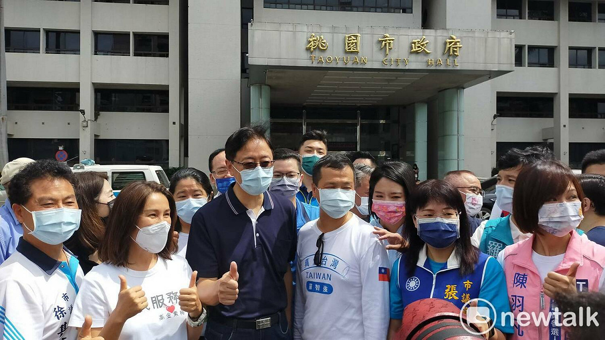 羅智強祈福桃園行程今最後一天，一早和張善政集合從桃園市政府出發。 圖：林昀真/攝