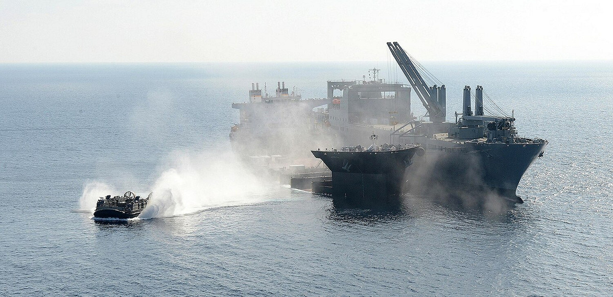 美軍機動登陸平台艦(MLP)蒙特福特角號(T-ESD-1) (圖片中間)2014年演習照片。 圖：翻攝維基百科/Public Domain