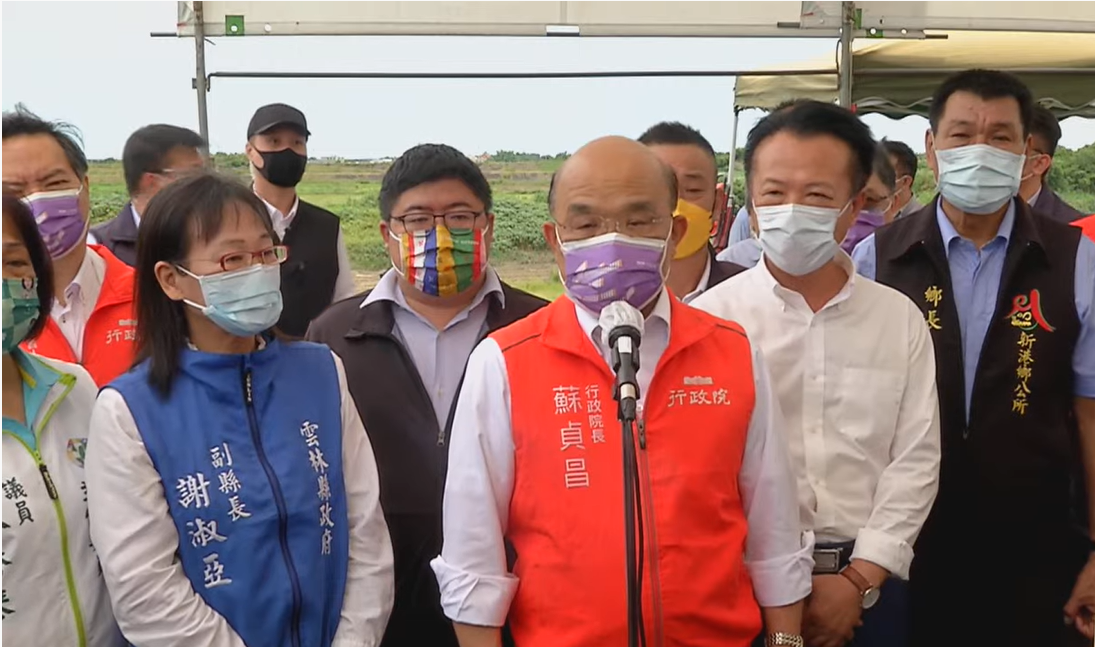 行政院長蘇貞昌今（17）天中午到嘉義縣視察濁幹線與北幹線串接工程計畫前受訪。 圖：擷自直播畫面
