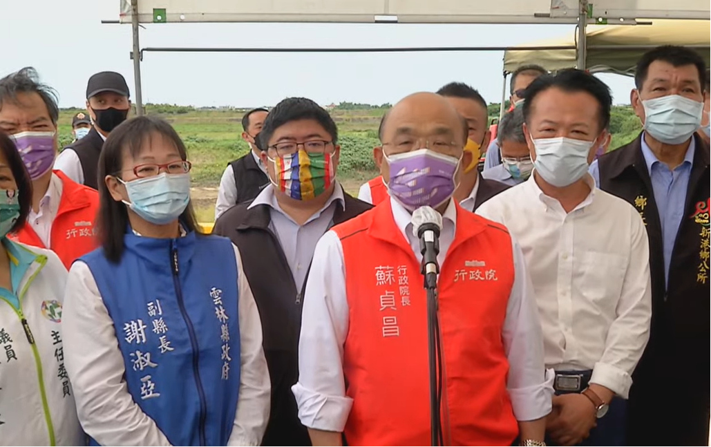 行政院長蘇貞昌今（17）天在嘉義縣視察濁幹線與北幹線串接工程計畫前受訪。 圖：擷自直播畫面
