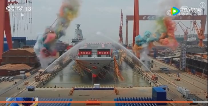 中國第三艘航母福建艦下水，中國在船兩側放五彩噴煙並進行灑水儀式慶祝。 圖：擷取自央視新聞