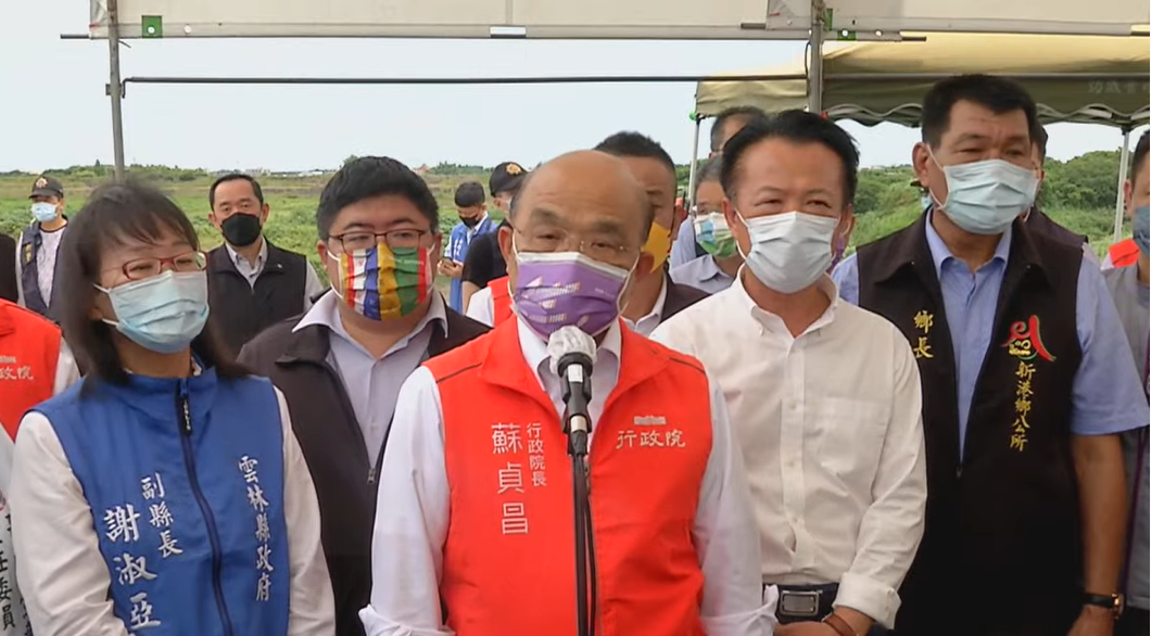行政院長蘇貞昌今（17）天中午到嘉義縣視察濁幹線與北幹線串接工程計畫前受訪。 圖：擷自直播畫面