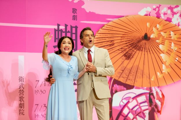 理查．卓克希爾(右)與林玲慧分飾男女主角。 圖：高雄市文化局提供