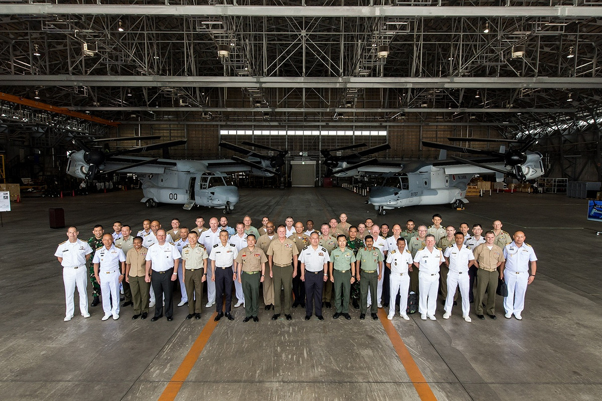 「太平洋兩棲領導人研討會」日方安排展示V-22「魚鷹式」(Osprey)傾轉旋翼機後大合照，台灣軍官依主辦方要求未著軍服隱身後排。 圖：翻攝陸上自衛隊推特