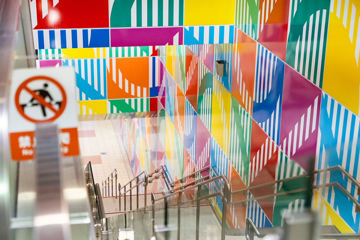 Daniel Buren《思映之間》（捷運環狀線板橋站）。 圖：新北市文化局提供