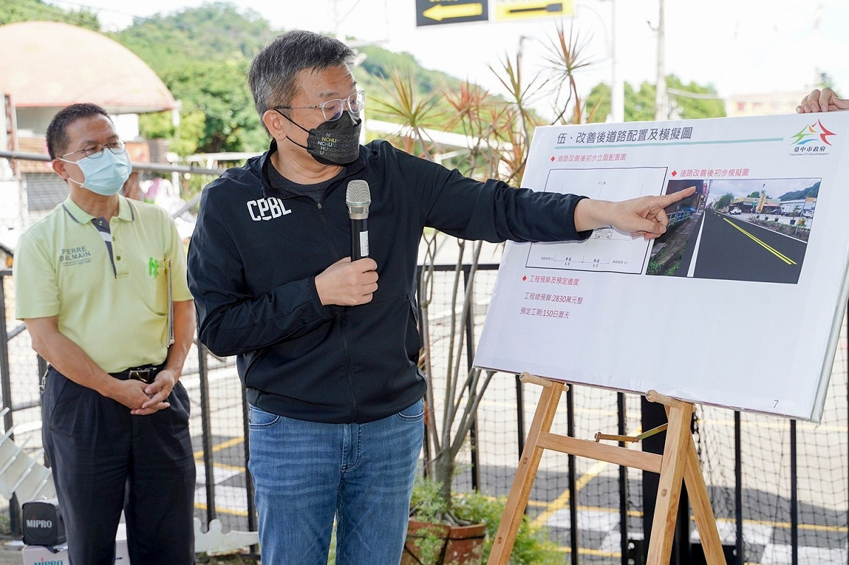 蔡其昌解除隔離首日到新社區會勘道路工程。 蔡其昌辦公室/提供