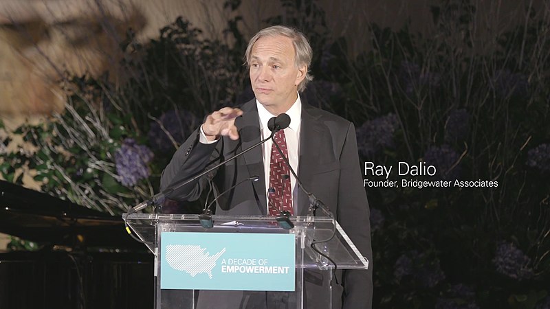 全球最大避險基金集團橋水投資公司（Bridgewater Associate）創辦人達里歐（Ray Dalio）。 圖：翻攝自維基百科（作者：Grameen America）