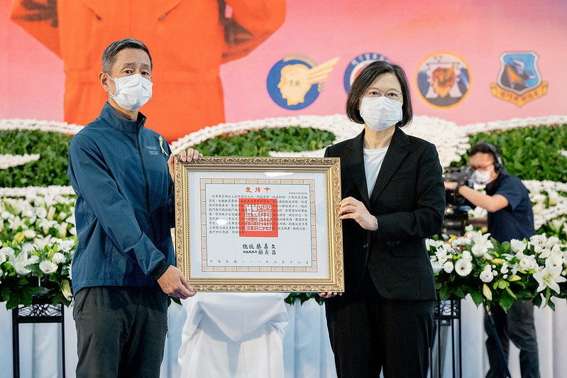 蔡英文總統首先頒發褒揚令，由殉職的空軍上尉徐大鈞父親徐百山先生代表接受。 圖：總統府提供
