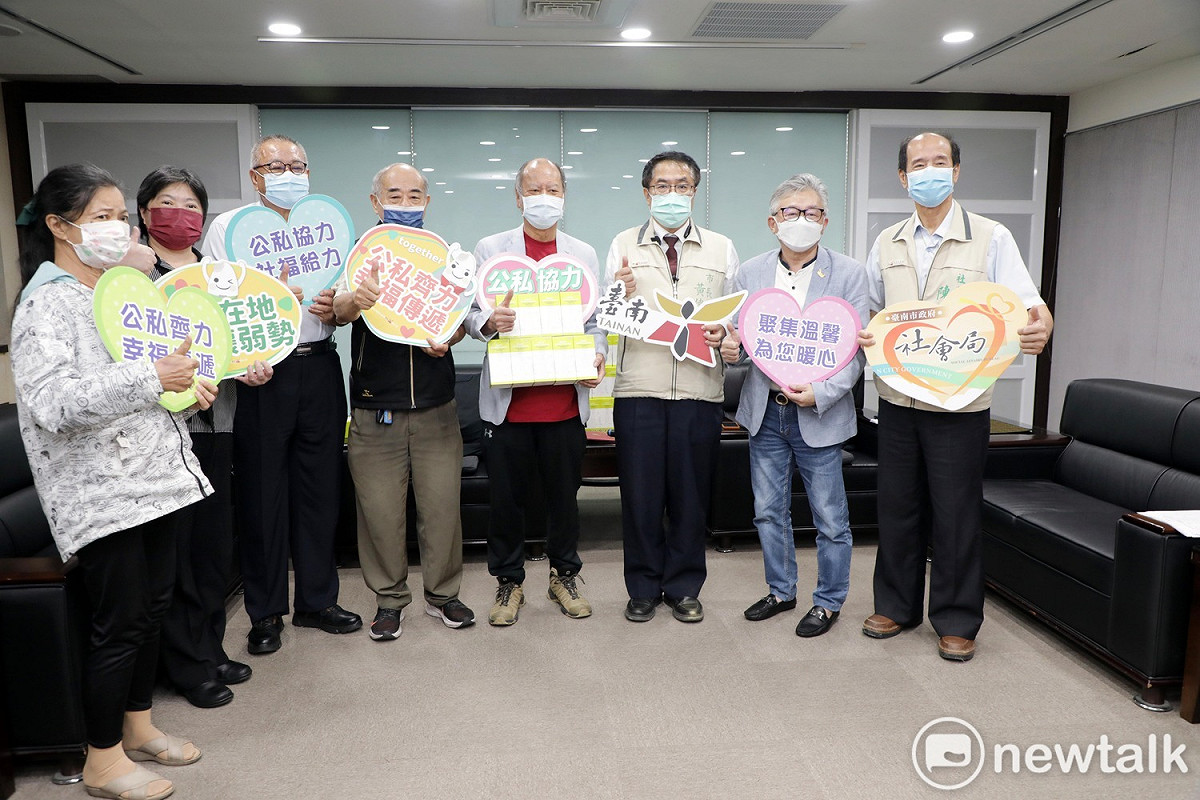 意欣國際有限公司捐贈南市府5,000劑「唾液快篩劑」，今日舉辦捐贈儀式，由台南市長黃偉哲代表受贈，並回贈感謝狀，感謝意欣國際共同守護民眾健康。 圖：黃博郎／攝