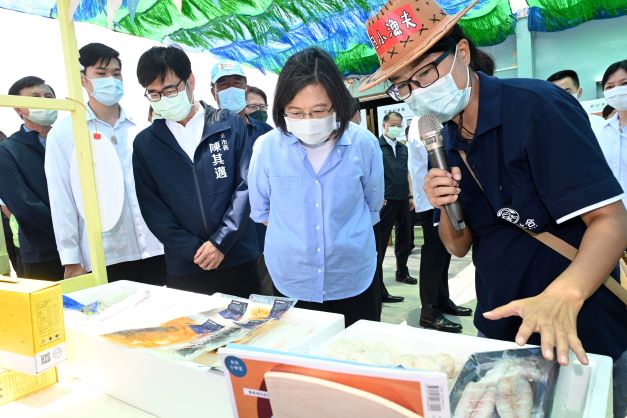蔡英文參訪「永安區漁會加工廠」及「永安安心漁場」。 圖：高雄市政府提供