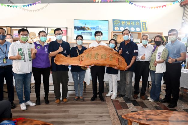 陳其邁(中)頒發新港社區金牌農村獎。.  圖：高雄市政府提供