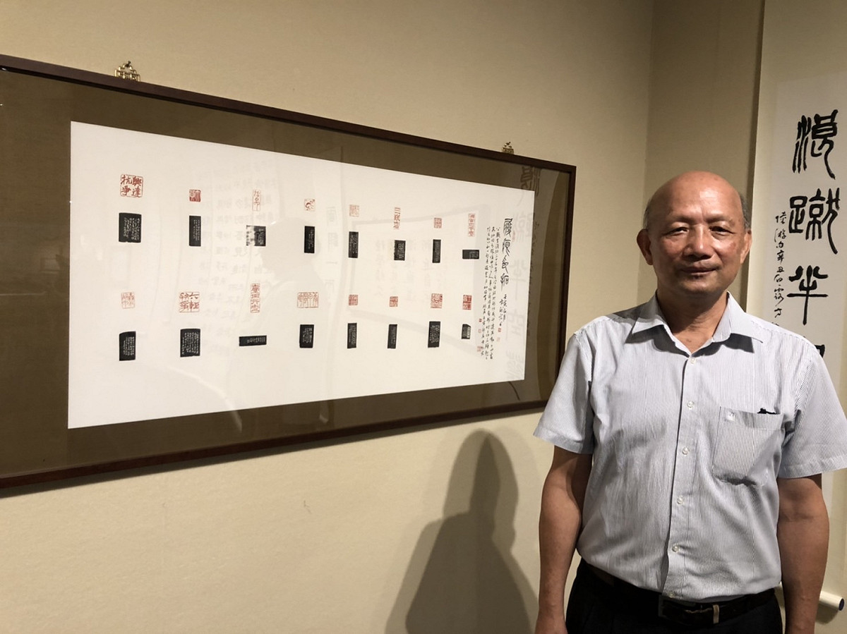 方朝宗根據35年公職駐地移防或升遷異動的地方風土，集結篆刻而成的成套印石作品，每件佳作都值得細細品味。 圖：黃博郎／攝