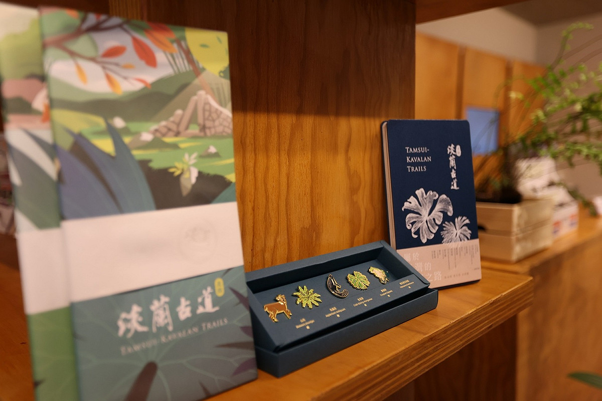 展示架上的淡蘭古道手冊及徽章、書籍，相當別緻與特殊。