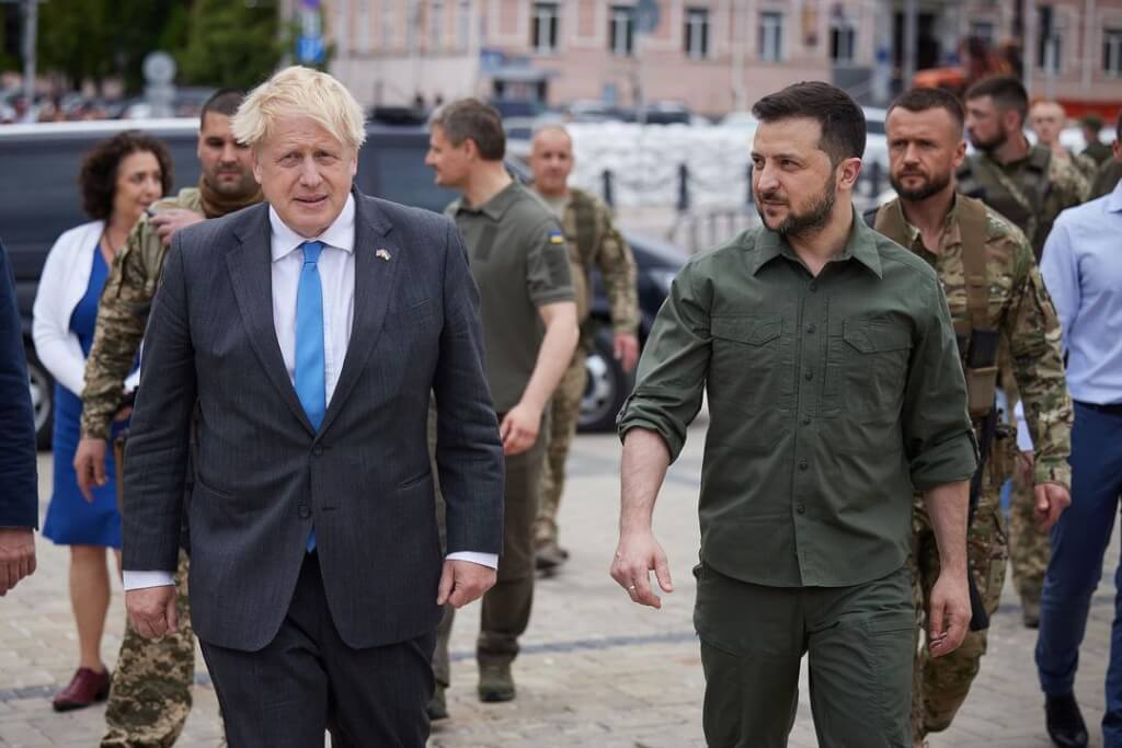 英國首相強生（左）無預警訪問基輔，預告將啟動一項軍事訓練先鋒計畫。 圖：翻攝澤連斯基臉書（資料照）