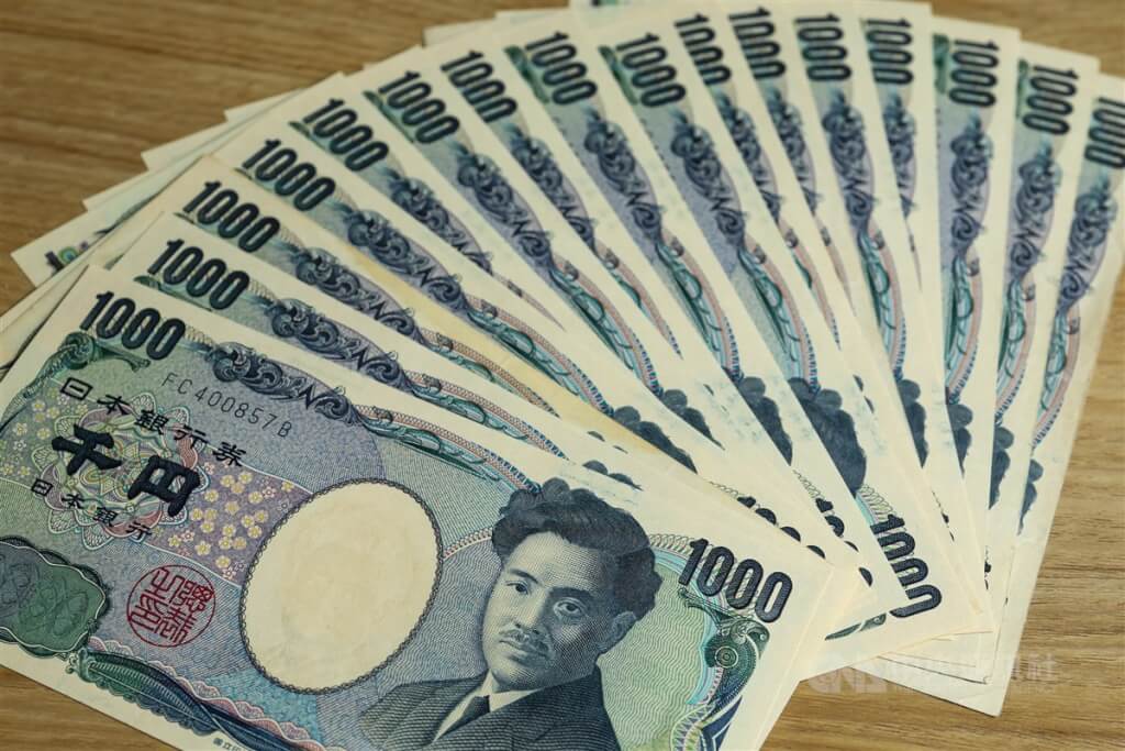日本央行歷經兩天會議，17日仍宣布維持貨幣寬鬆政策，使當天日圓匯率一度應聲貶至逼近135日圓兌1美元價位，重貶約2%。 圖/中央社