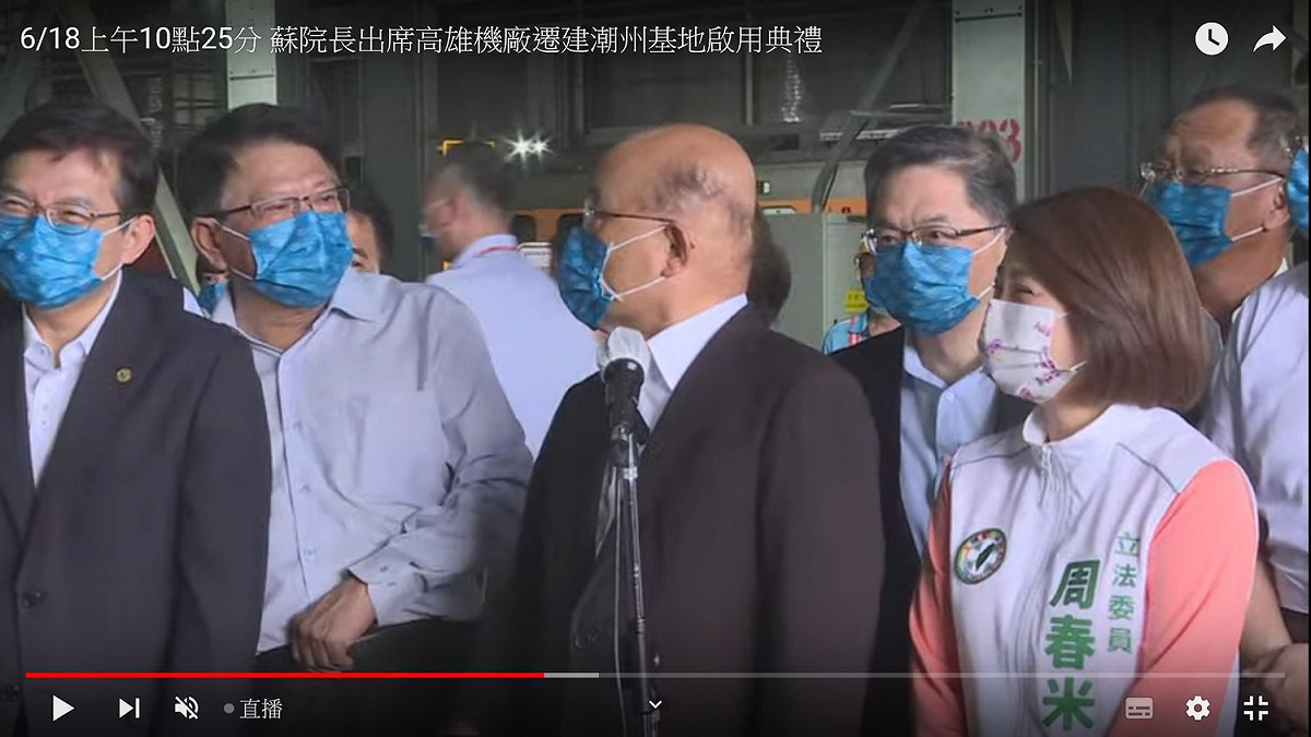 聽到潘孟安選新北市長的問題時，行政院長蘇貞昌回頭比了一下潘。 圖：行政院直播畫面