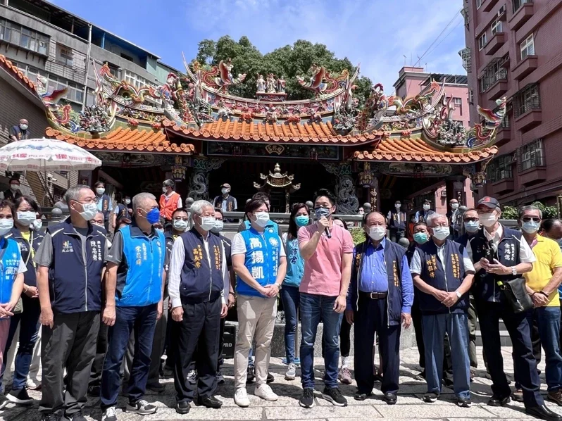 國民黨台北市長參選人蔣萬安上午前往文山區福興宮參拜，不少議員、里長陪同。 圖:蔣萬安辦公室提供