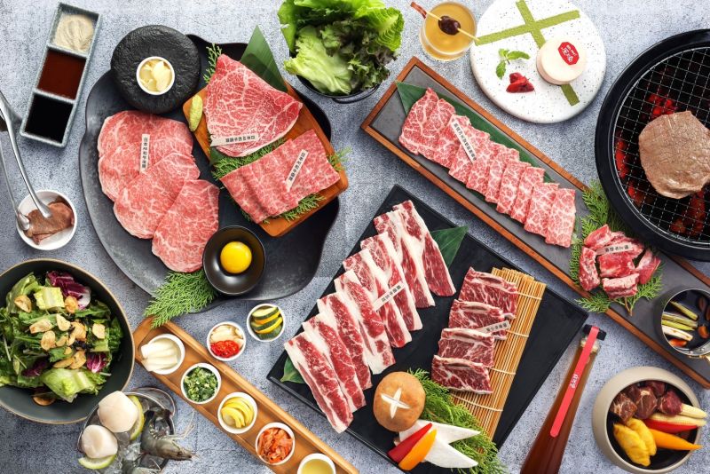 ▲王品集團將「原燒」燒肉全面改裝成更年輕潮流的「Oh my!原燒」，最後兩家改裝門店於新店民權店、新莊中正店盛大開幕，用餐「穿紅色」就享套餐9折的開幕優惠，並加碼「滿2千送2百」活動。 （圖／王品提供）