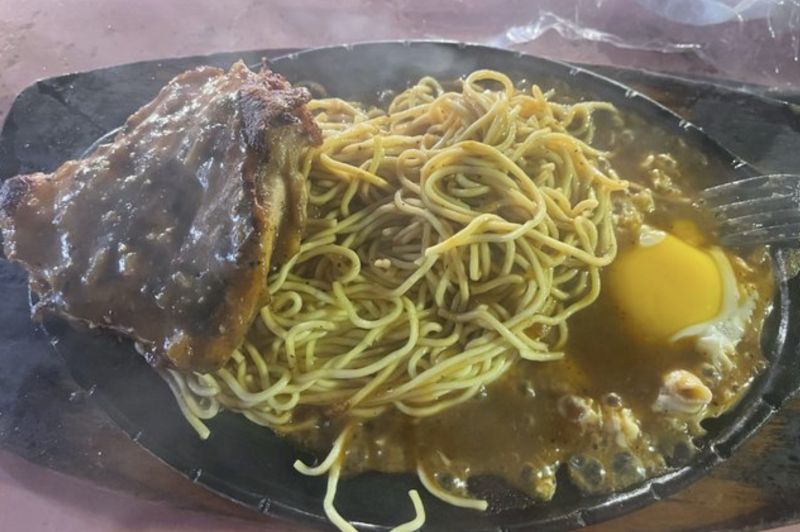 ▲台灣夜市販售的牛排因為價格便宜，深受不少老饕喜愛。 （圖/PTT）