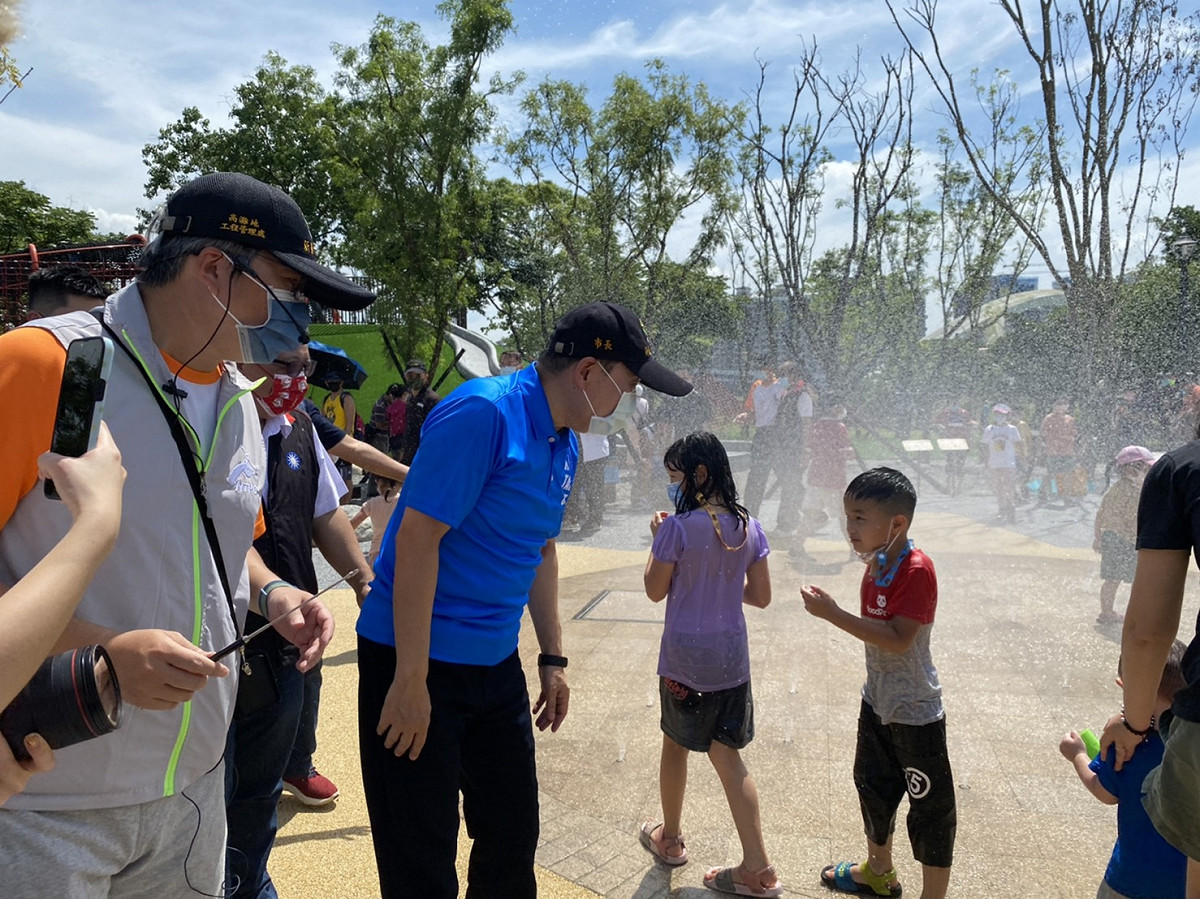 陽光兒童遊戲區內噴水時間為5月至9月，每日早上9點至晚上7點，每30分鐘噴水15分鐘。 圖：新北市水利局提供