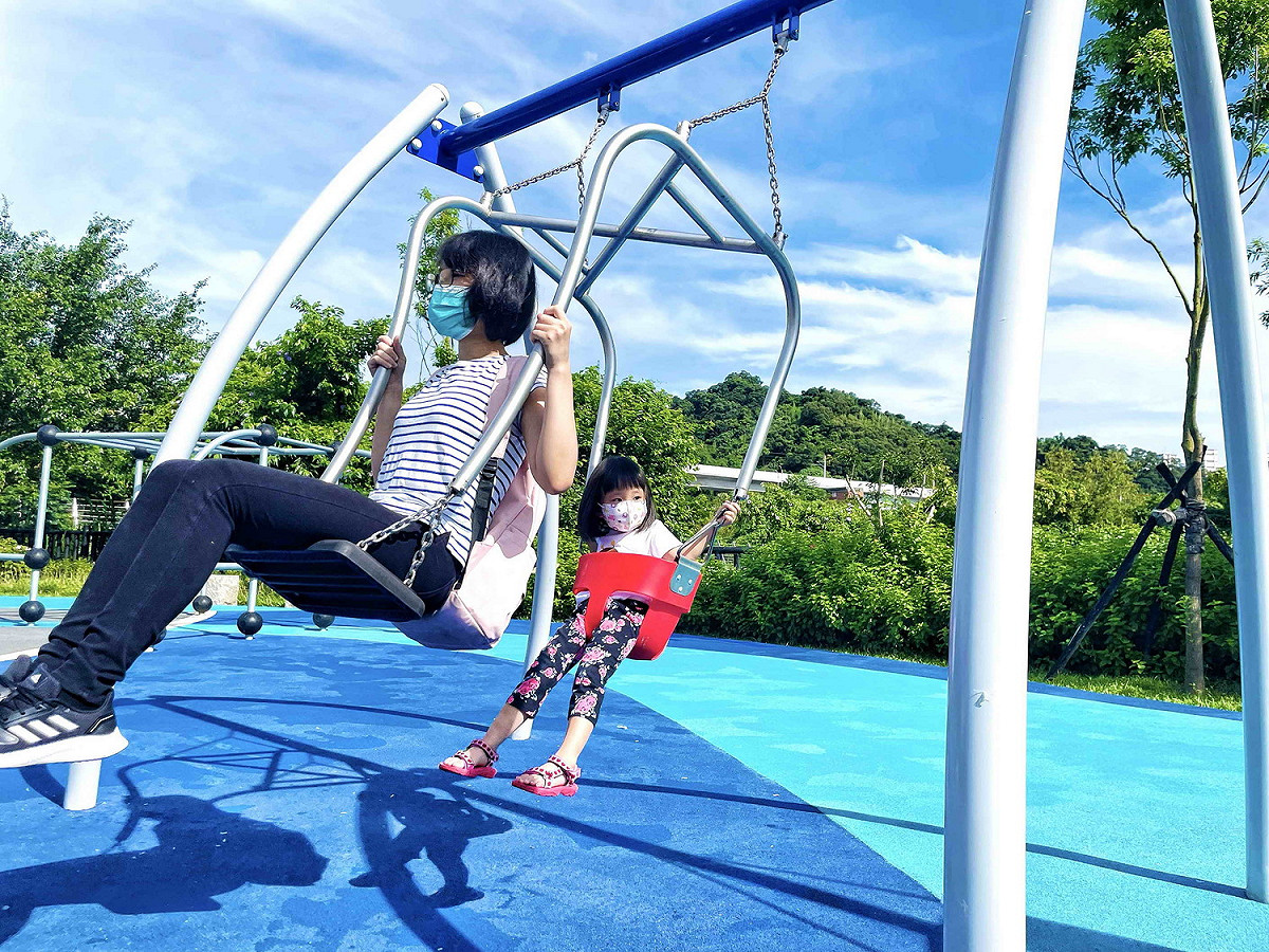 新的遊戲場安全法規頒布下，重新檢視並規劃改造原有公園設施。 圖：新北市水利局提供