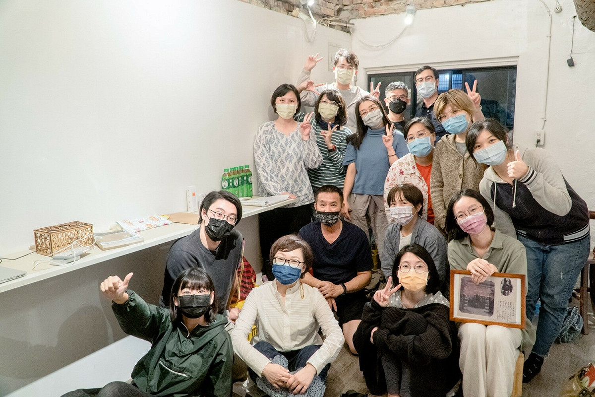 在廖珮璇(左1)和「返腳咖工作室」夥伴的努力下，讓老中青不同世代暢談相同的話題，使老屋搖身一變為共學基地。 圖：新北市文化局提供