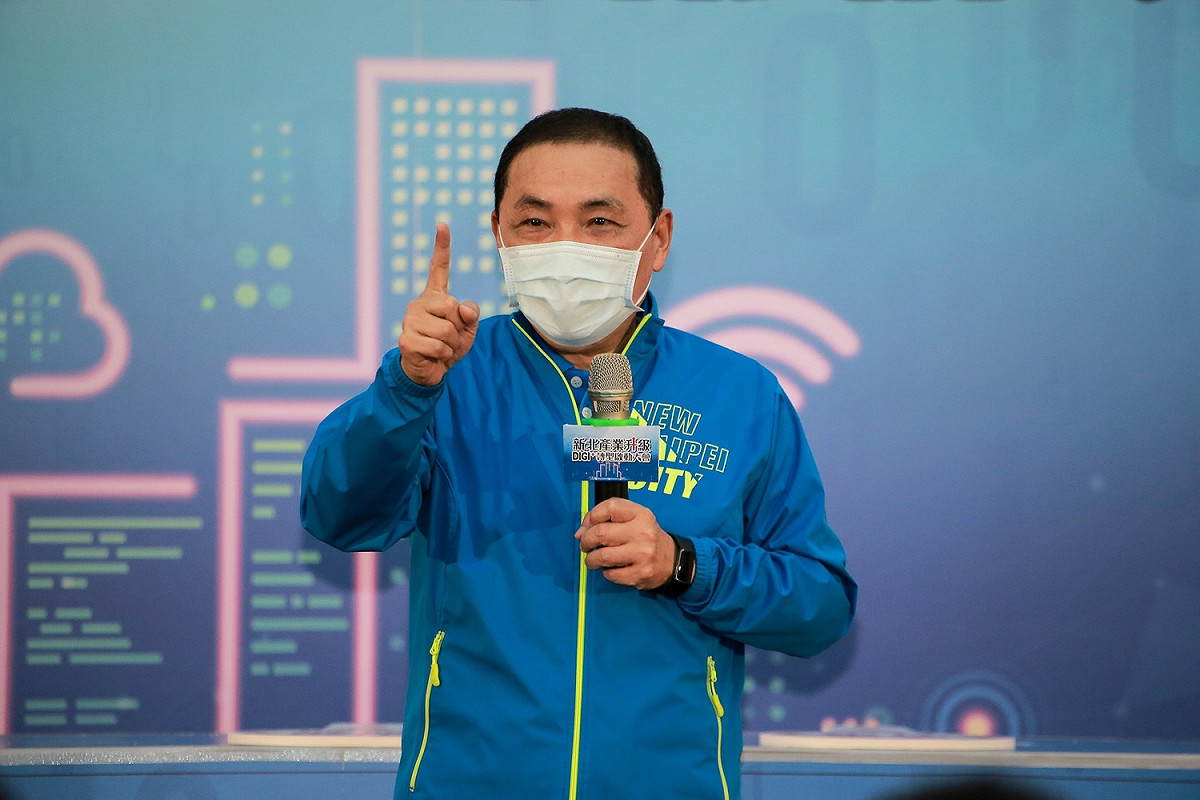 新北市長侯友宜表示除了以政府資源推動產業數位轉型，也須仰賴產、學界的全力支持，提升產業競爭力。 圖：新北市經發局提供