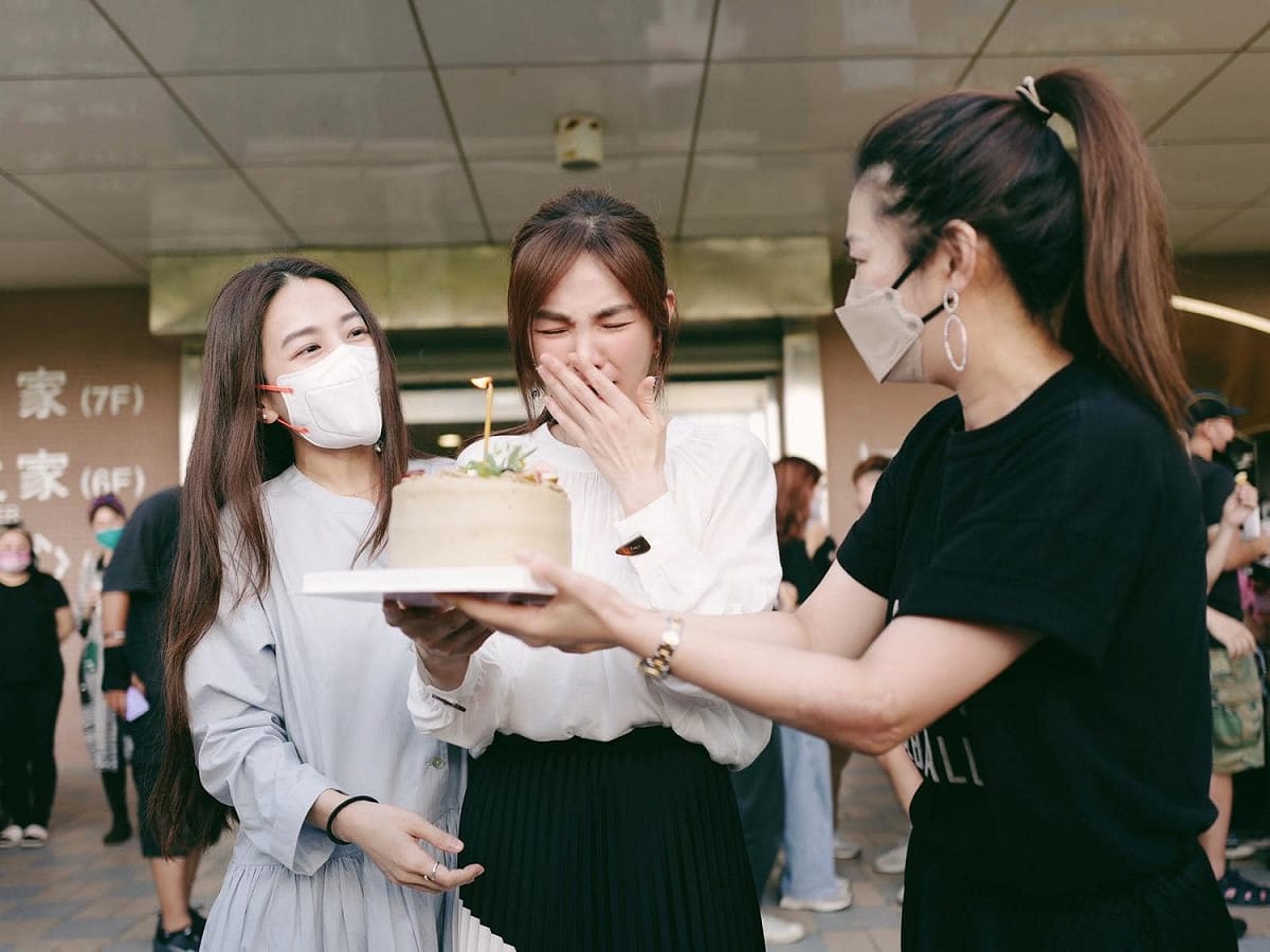 Ella(陳嘉樺)昨在嘉義片場工作拍戲，並過41歲生日。好姊妹Selina(任家萱)、Hebe(田馥甄)突然現身片場為她慶生。 圖：翻攝自任家萱 Selina/臉書專頁