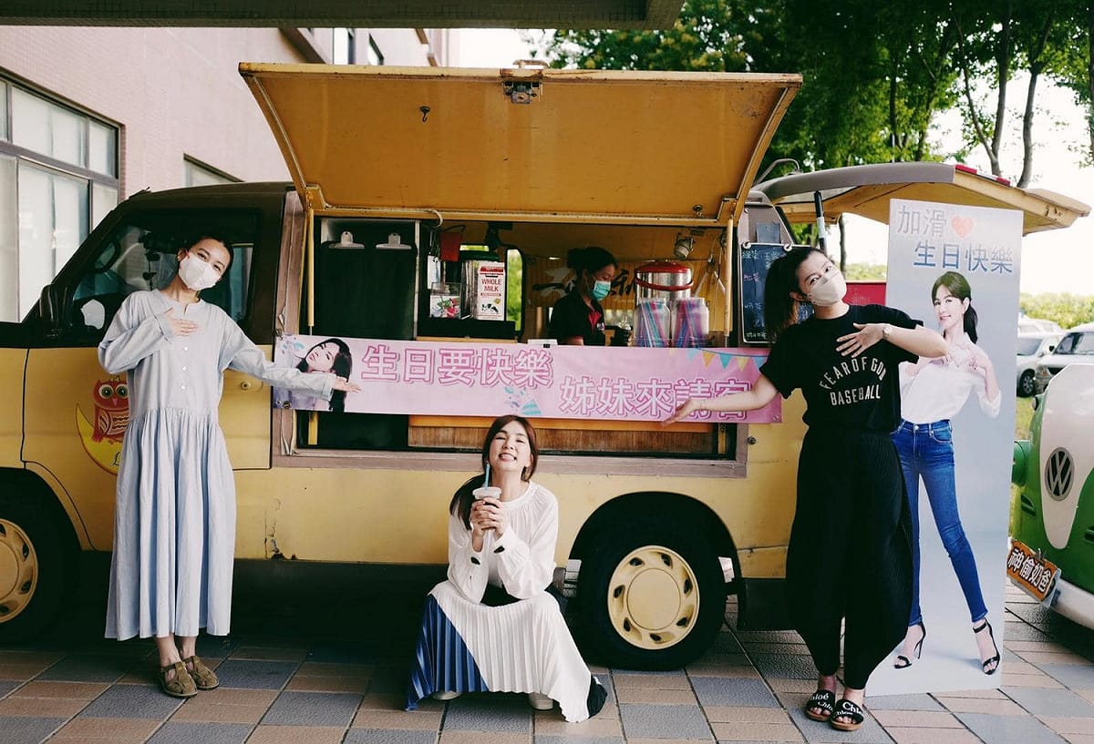 Ella(陳嘉樺)昨在嘉義片場工作拍戲，並過41歲生日。好姊妹Selina(任家萱)、Hebe(田馥甄)突然現身片場為她慶生。 圖：翻攝自任家萱 Selina/臉書專頁