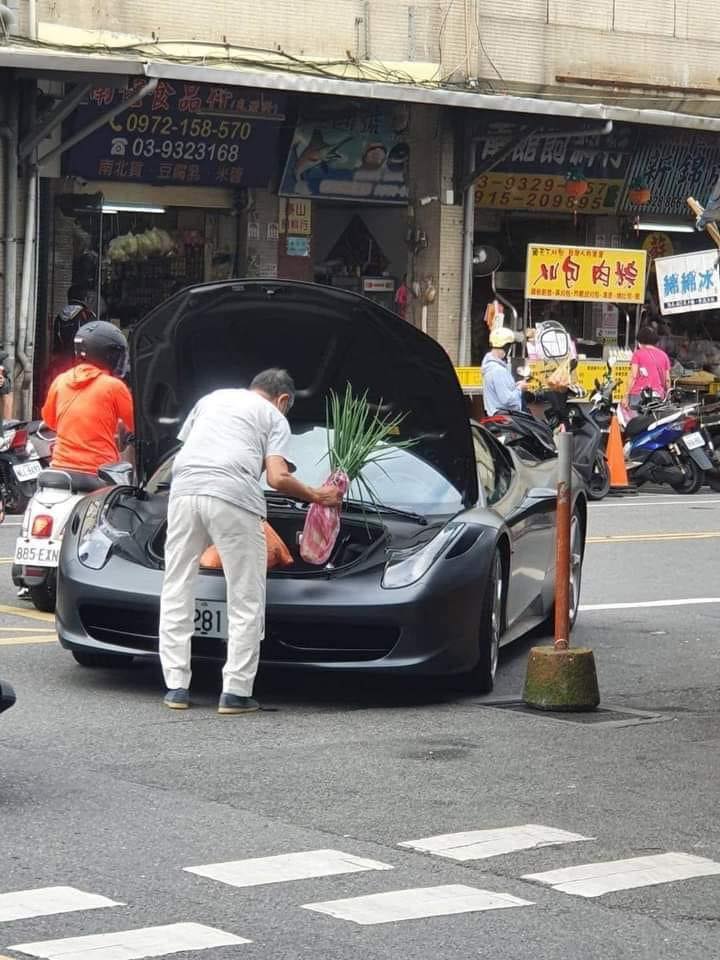 阿公買菜照片讓萬名網友為之瘋狂！ 圖：翻攝自「爆料公社」/臉書專頁