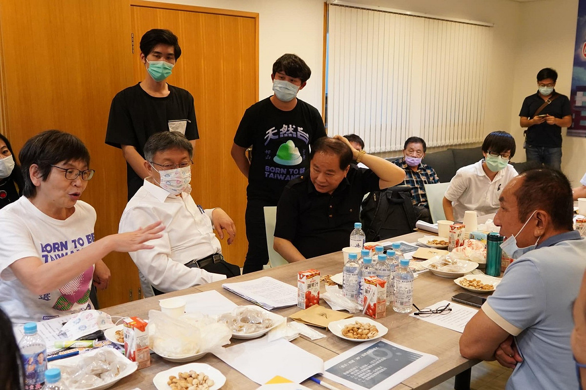 台北市長柯文哲與其幕僚和台南市五彩集團總裁林義豐用餐。 圖：翻攝自林義豐MarkLin臉書