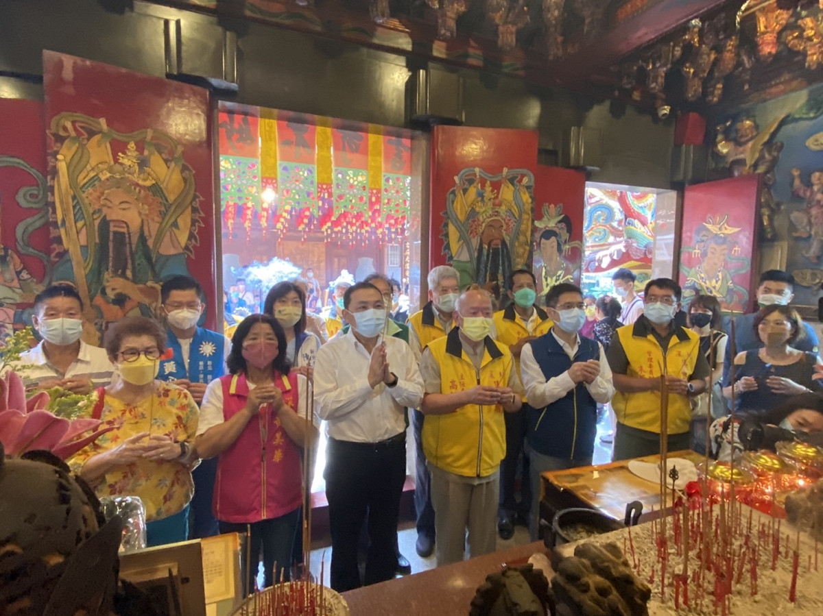 侯友宜至深坑集順廟參拜贈匾。 圖：新北市民政局提供