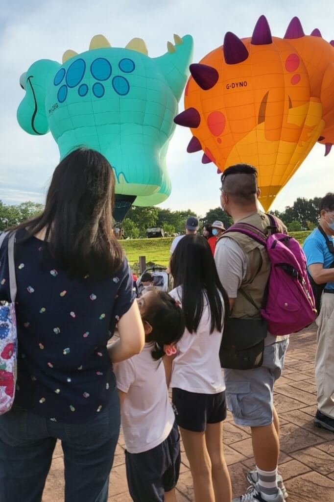 桃園市政府觀光旅遊局表示，今年5歲的潘姓女童被診斷罹患腦癌治療中，勇敢對抗病魔的她，曾用注音在卡片上寫下，去總統府找蔡想想貓咪、希望疫情趕快結束，以及坐熱氣球3個願望；觀旅局19日上午特別安排潘小妹妹與父母、姊姊4人，搭乘繫留熱氣球升空一圓心願。
