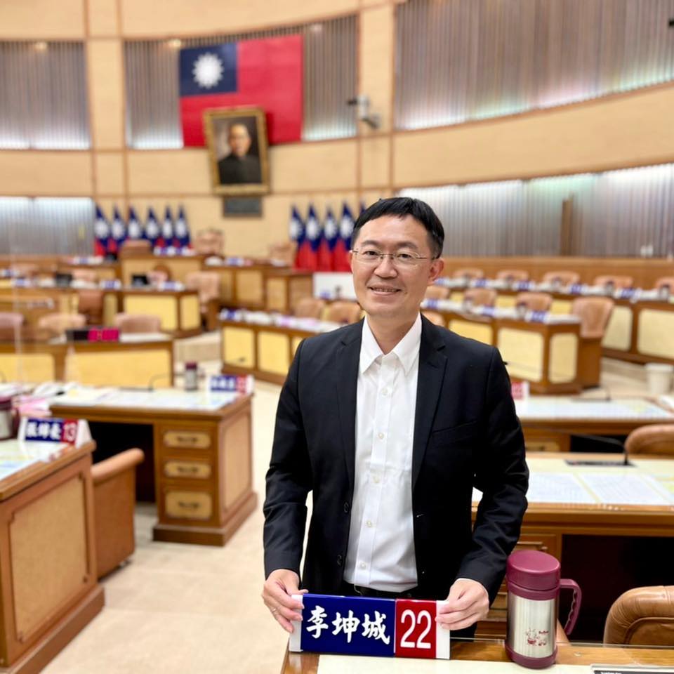 新北市議員李坤城直言，侯市府全力阻擋恩恩爸追求真相，侯友宜的眼淚「只是鱷魚眼淚」，「恩恩爸要的資料您都有，這些資料的正本都還在您的抽屜裡」。 圖：取自李坤城臉書（資料照）