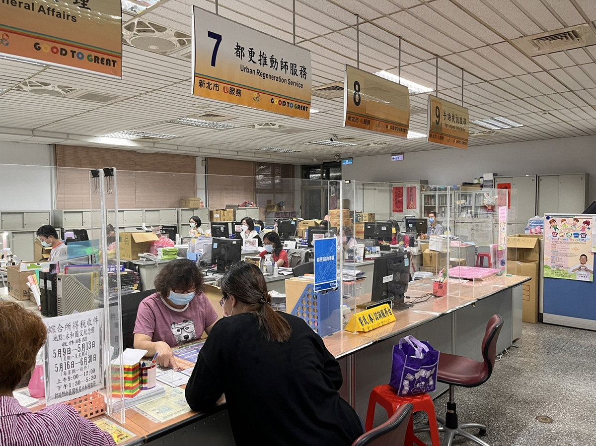 推動師向民眾說明都更資訊。 圖：新北市都更處提供