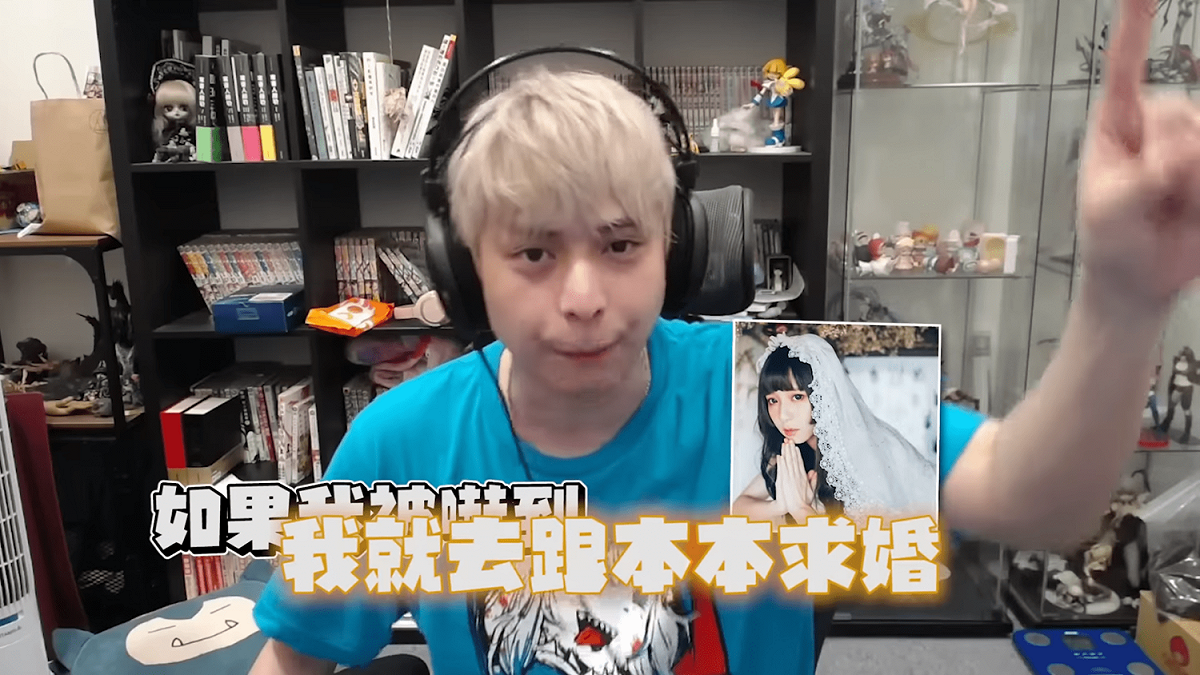 放火要求助手準備幾部恐部影片讓他挑戰，並承諾如果嚇到就和他喜歡的女YouTuber「本本」電話求婚。 圖：翻攝自放火頻道