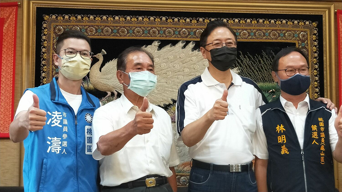 張善政（右2）拜訪前全國水利會總會長、前總統府國策顧問李總集（左2）。 圖：張善政競辦/提供