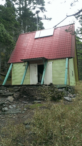 素密達山屋的加壓艙（PAC）最近遭人塞進廚餘垃圾，以致零件汙染，經志工緊急清潔、搶救、測試，才確認回復正常使用功能。 圖：營建署公園組提供