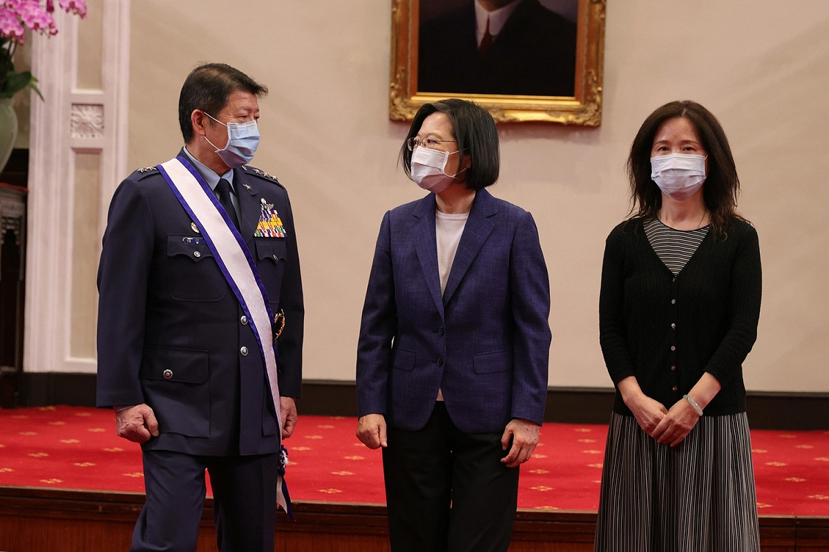 張哲平上將（左）伉儷與總統蔡英文 圖：總統府提供
