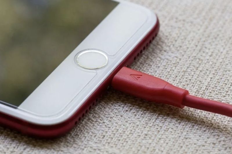 使用iPhone的妳是否也有困擾，每次充電線才剛買沒多久就壞掉，導致不斷重複購入同樣相同東西呢？ 示意圖／pixabay