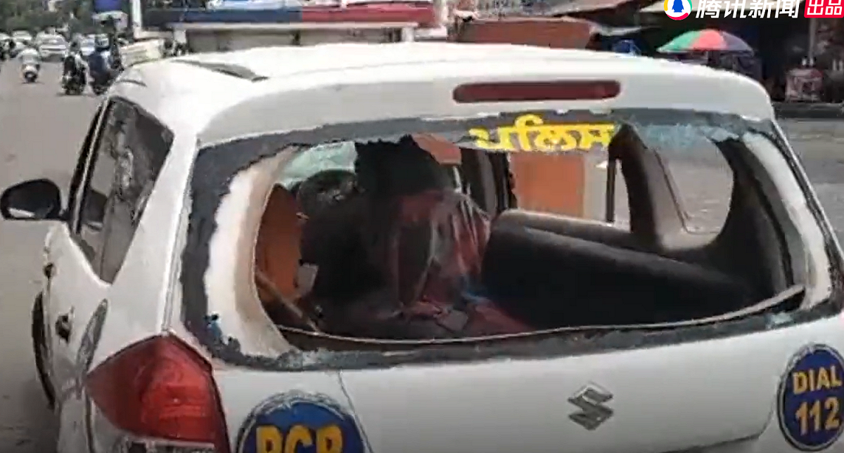 印度爆發抗議活動，警車也被抗議者砸毀。 圖:翻攝自騰訊網