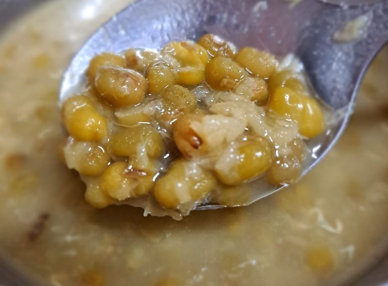 看似簡單料理的綠豆湯，在烹飪調理上也是一門學問，有網友就分享煮綠豆湯的過程，並點出「關鍵步驟」，引發熱議。 圖／翻攝自廚藝公社