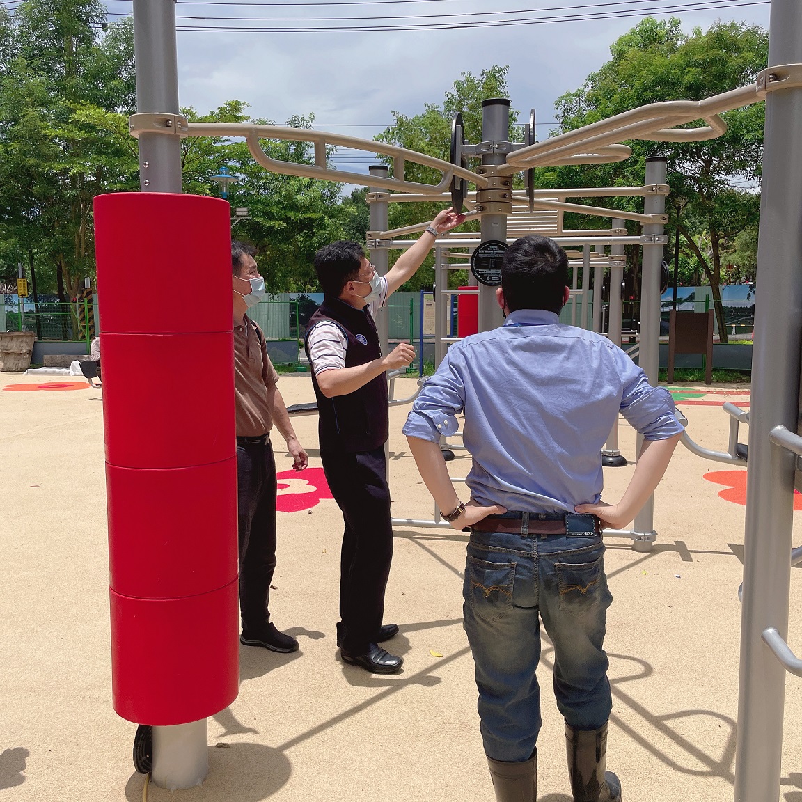 金瑞龍說，壽德公園除滯洪防災功能外，居民休憩及環境美化也需照顧到。 圖：金瑞龍辦公室提供