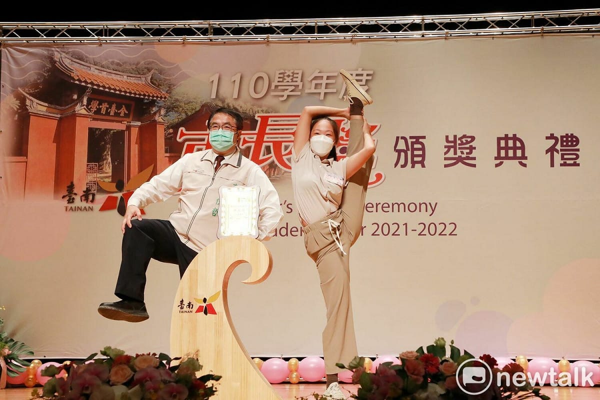 獲獎學生每個都是有備而來、創意十足，除了一般的比小花、比愛心、金雞獨立之外，甚至出現高難度的1字馬抬腿和需要「腰力」的竹竿舞下腰，雖然黃偉哲筋骨不夠軟Q，姿勢無法百分百到位，仍盡力演出配合同學。 圖：台南市政府提供