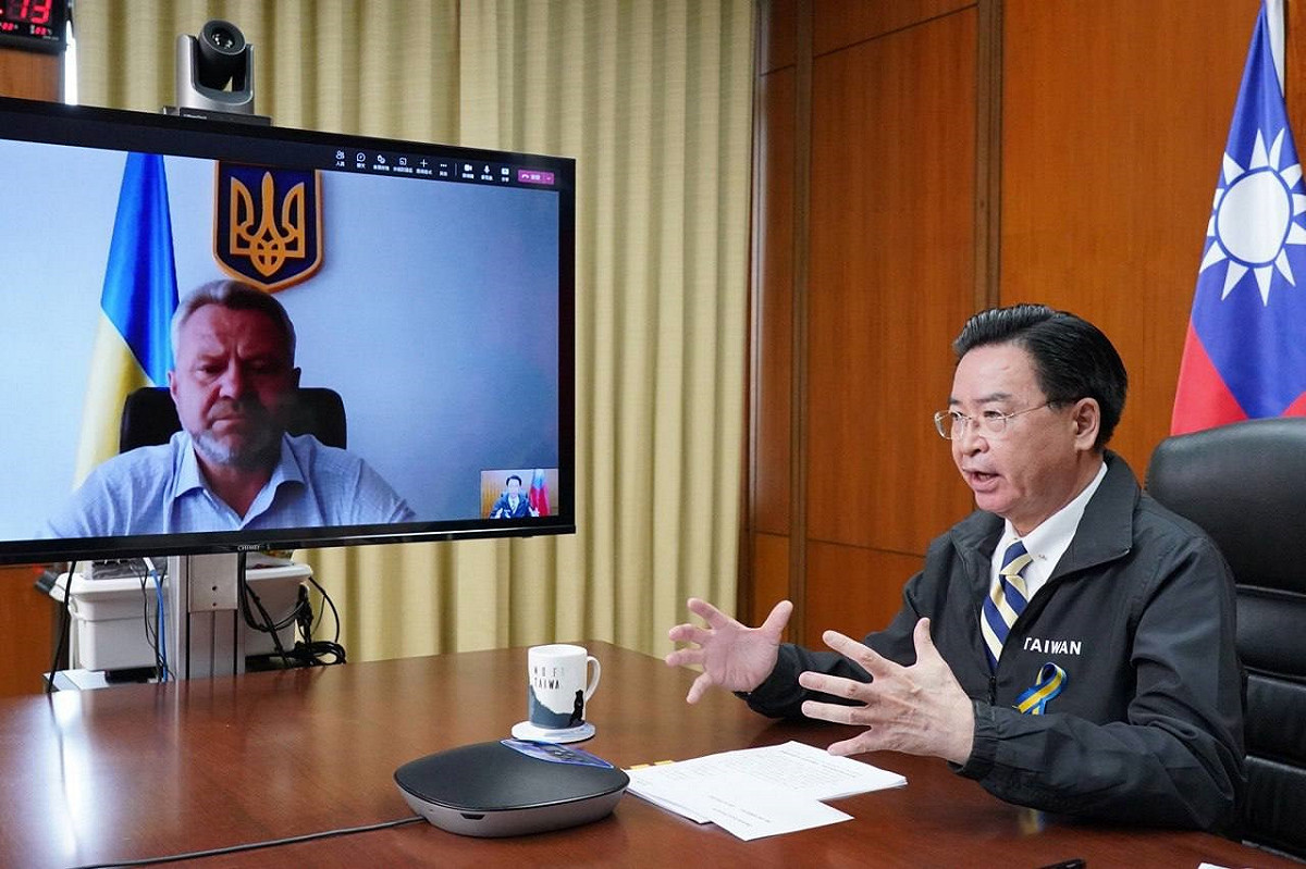 外交部長吳釗燮20日與烏克蘭布查市長費多盧克視訊通話 圖：外交部/提供