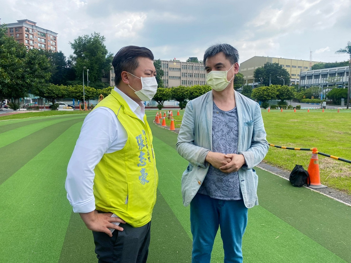 新北市議員張志豪（左）、農業局簡任技正洪勝雄會勘國管院操場。 圖：張志豪服務處提供